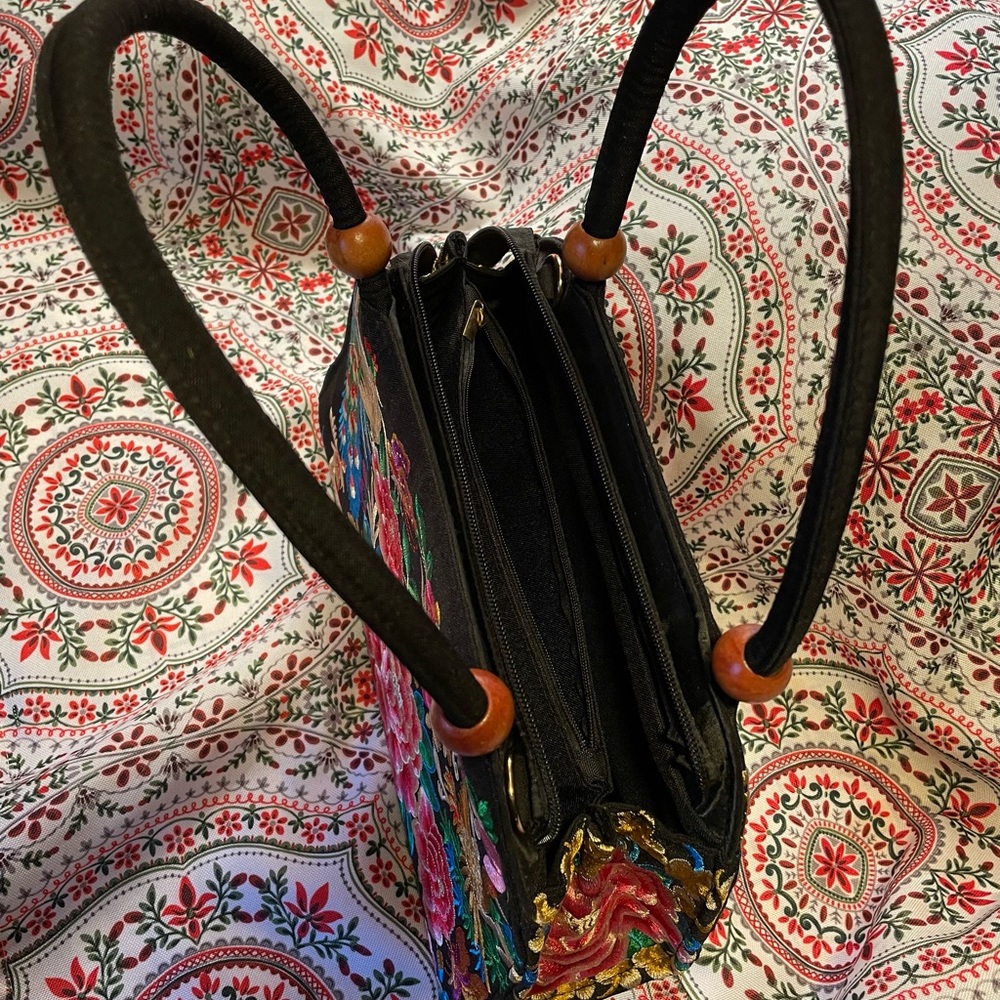 PRICE DROP Beautiful Embroidered Handbag 💐 - Picture 10 of 12